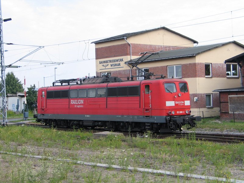 Railion mit 151 088 fhrt in Wismar am ehemaligen Lokschuppen vorbei. 17.07.2007