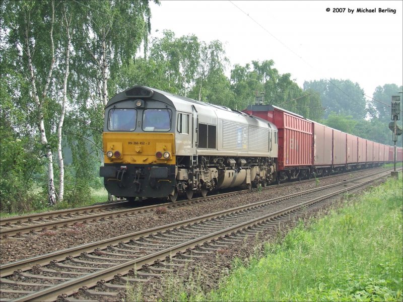 Railion Netherland 266 452-2 mir ihrem Opelzug kurz vor dem Gbf Gelsenkirchen Bismarck. 25.5.07