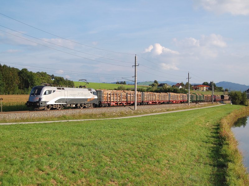 Railjet 1016 034 ist am 26.08.2008 mit einem
G�terzug in Wartberg/Krems durchgefahren.