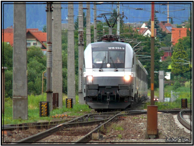 Railjet 1016 034 Spirit of Salzburg mit Zug EC 631 Alpen Adria Universitt fhrt in den Bahnhof Knittelfeld ein. Brennweite 800mm 25.06.2007
