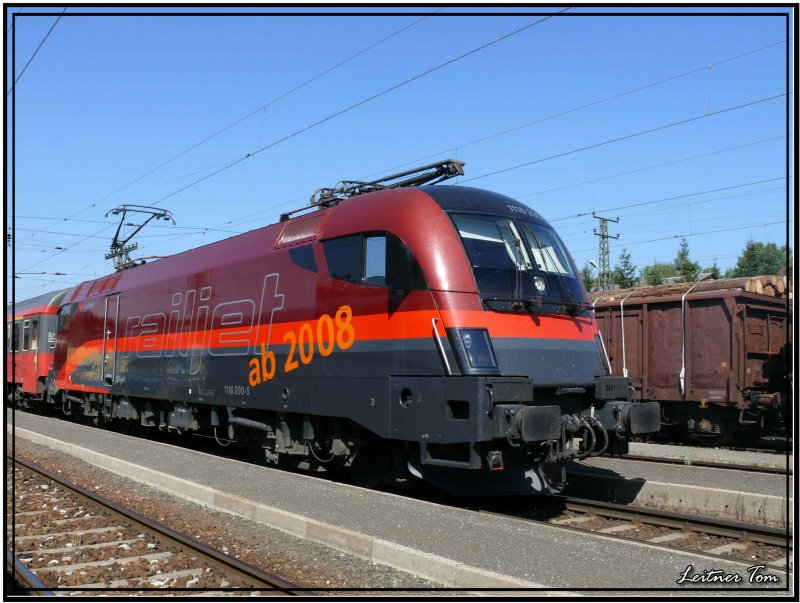 Railjet 1116 200 Spirit of Vienna fhrt als IC 534 WIFI Karriere Express in den Bahnhof Zeltweg ein  
2.8.2007