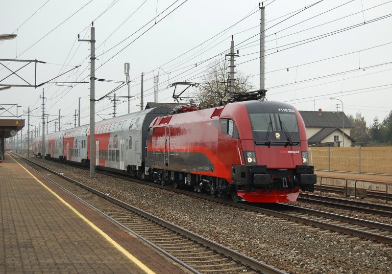 Railjet 1116 203 ist am 25.10.2008
mit einer Doppelstockgarnitur in
Marchtrenk durchgefahren.Es handelte sich dabei
um eine ICE-Ersatzgarnitur.