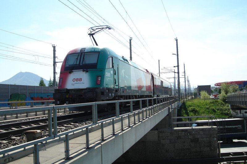 Railjet 63 M�nchen-Budapest mit einer EM-Lok  Italien  1216004
die nicht zum RJ pa�t bei Salzburg-Liefering.  10.5.09