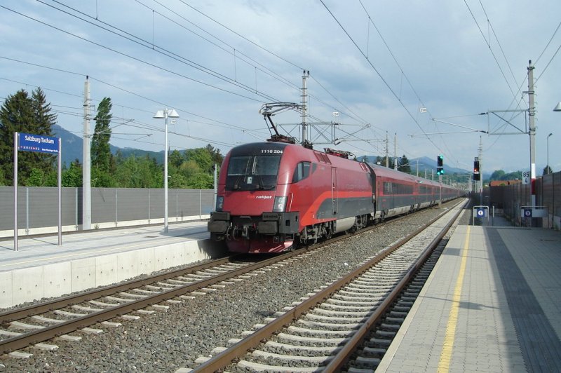 Railjet 69 von Mnchen nach Wien W. unterwegs, durchfhrt gerade die Station Salzburg-Taxham  10.5.09