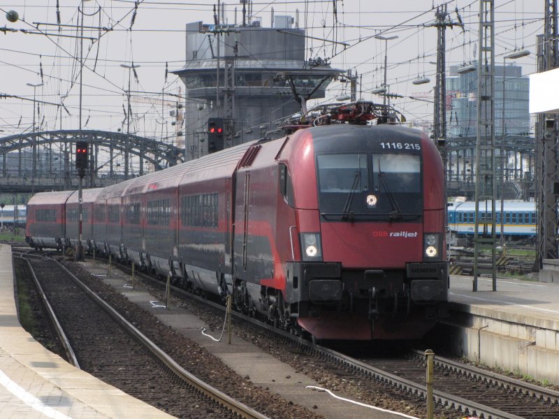 Railjet am 02.05.09 im Mncher Hauptbahnhof mit dem Stellwerk im Hintergrund