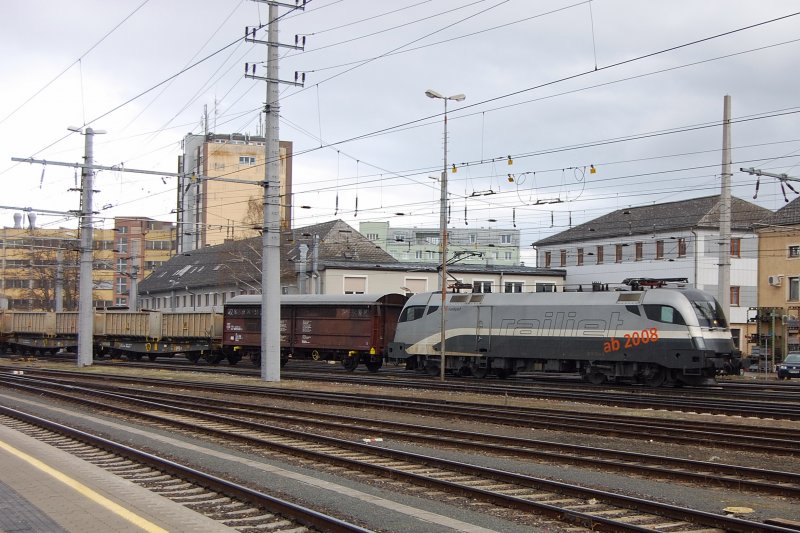 Railjet  Spirit of Salzburg  1016 034-9 vor einem gemischten G�terzug Richtung Passau. Auch vor  niederen  Diensten findet man in �sterreich jede Menge Werbeloks.