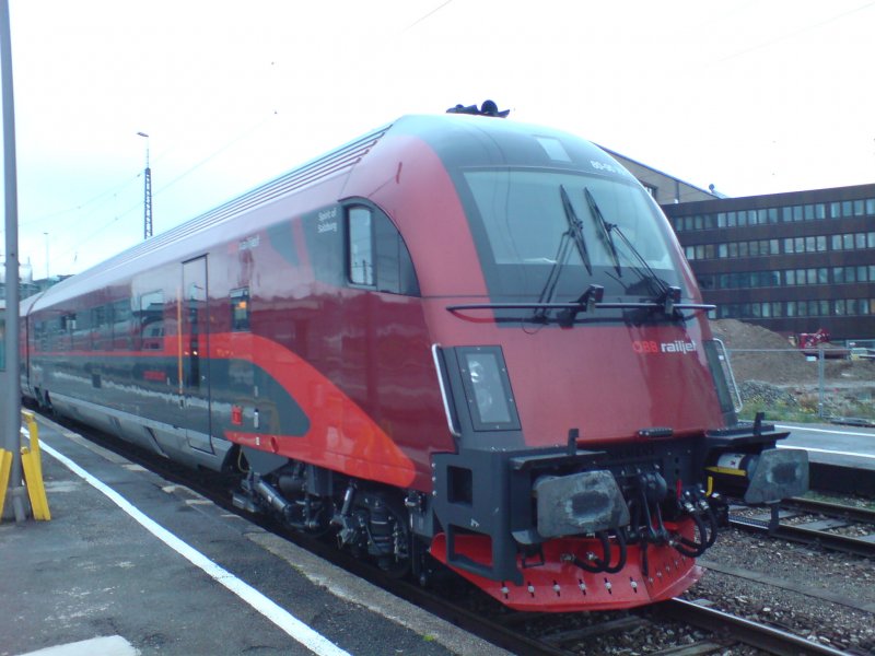 Railjet Spirit of Salzburg am 29.10.08 in Mnchen HBF-14.20.Wurde allerdings mit 1016 Vorspann rausgezogen.Steuerwagen vielleicht noch nicht in Deutschland aktiv. 