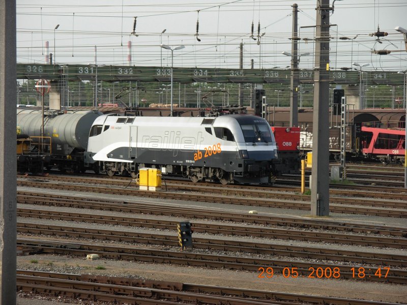 Railjet-Tag am 29.5.2008 auf dem Zentralverschiebebahnhof: zunchst verlie 1016 034-9 'Spirit of Salzburg' mit einem Gterzug das Bahnhofsgelnde.