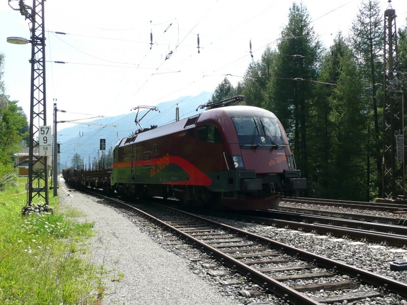 Railjet Taurus setzt seine Fahrt nach einer berholung im Bahnhof Penk Richtung Mallnitz fort.