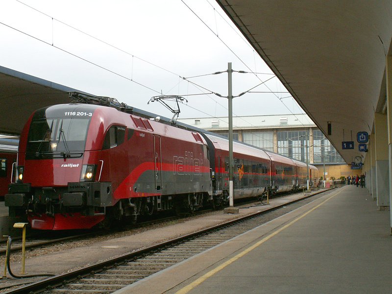 Railjet Testzug mit 1116 201 als Tfz, bereit zur berstellungsfahrt am 5.5.2008 von Wien West nach Ybbs/Donau. Keine Ahnung unter welcher Kategorie ich es jetzt reingeben soll, ich geb es einmal unter  1x16 Werbeloks 