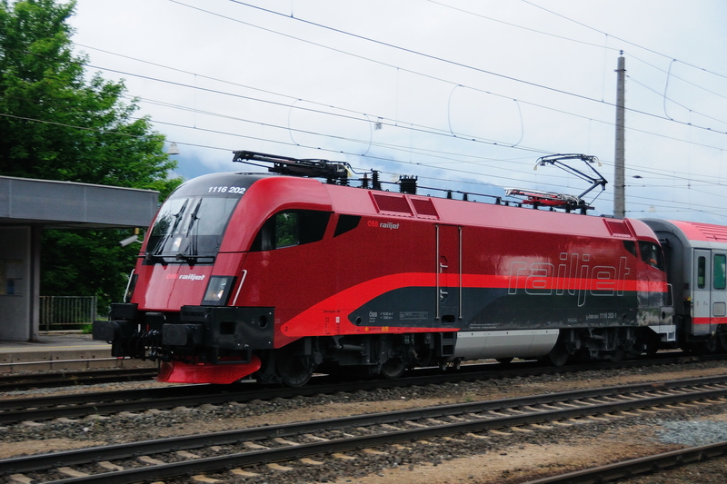 Railjet-Zugmittel im Lokportrait: 1116 202 in Brixlegg am 20.06.09 .