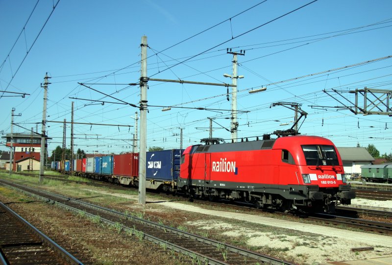 Raillon 182 012 bei der Einfahrt in den Bahnhof Wels am 1. Mai 2007.