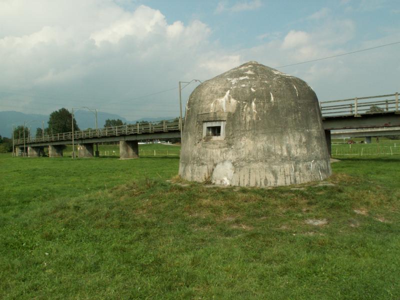 Rampe ber dem Rheinvorland zur IRR Dienstbahnbrcke auf der Schweizer Seite mit Bunker aus dem 2.WK. Kriessern 28.09.05