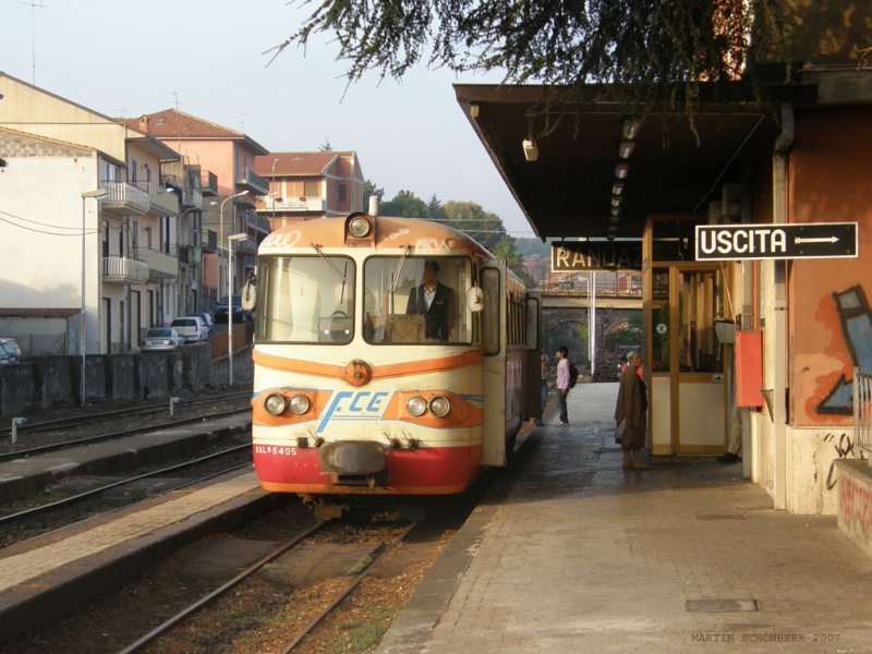 Randazzo, 24.9.2007, Morgendlicher Triebwagen nach Giarre steht abfahrtsbereit im Bahnhof