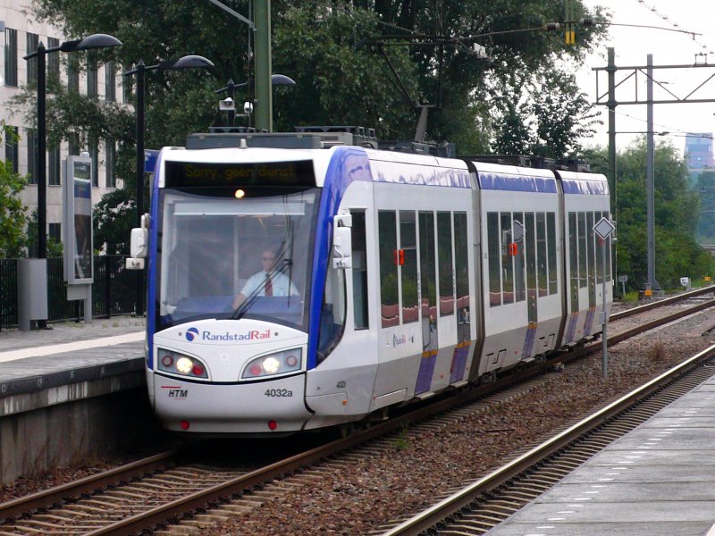 Randstadrail Regio-Citadis 4032 beim Bahnhof Den Haag LvNOi
am 28.07.08