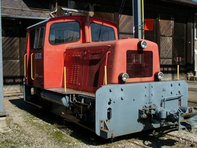 Rangier - Diesellok Tm 2/2  261 der Schmalspurbahn NStCM = Nyon - St.Cergue - la Cure - Morez am 03.09.02006 im Depotareal von Les Plantaz