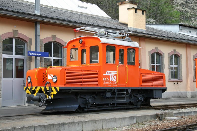 Rangier- oder Vorspannlokomotive Ge 2/2 162 im Bahnhof von Poschiavo am 4. Mai 2008.
