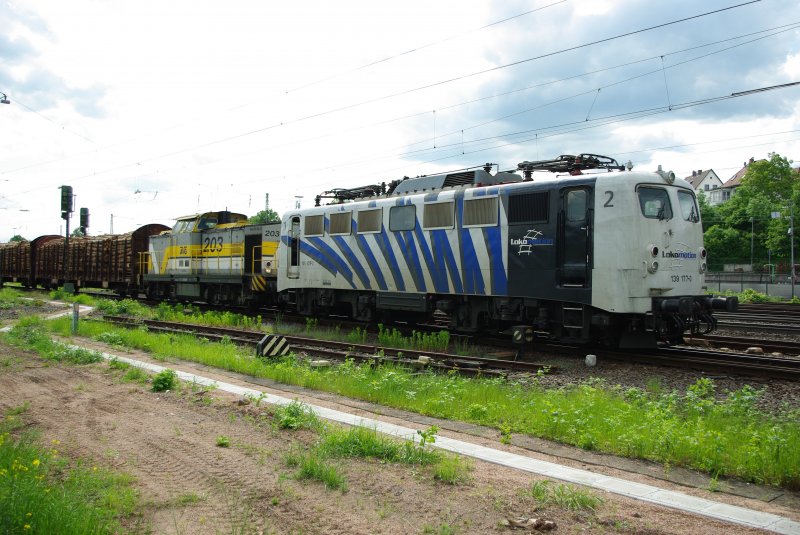 Rangierarbeiten beendet... der Holzzug nach Magdeburg steht nun abfahrbereit in Bad Hersfeld mit 139 177-0 als Zuglok, dahinter wird 203 001-3 der AVG mitgefhrt. 17.05.2009.