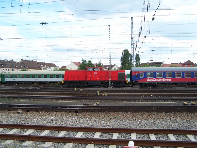 Rangierarbeiten im stlichen Vorfeld von Nrnberg Hbf.Im Hintergrund wird ein Tschechischer Schnellzug bereitgestellt. Im Vordergrund 203 115-1 mit einem BahnTouristikExpress-Wagen. (07.06.2006)