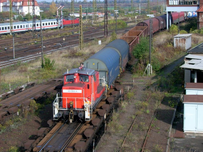 Rangierbetrieb auf dem Rbf Halle/Saale: Whrend 362 600 den Gterzug in den Rangierbereich zieht...