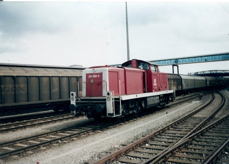 Rangierdienst im Mai 2001 f�r 291 058 im F�hrhafen Mukran.