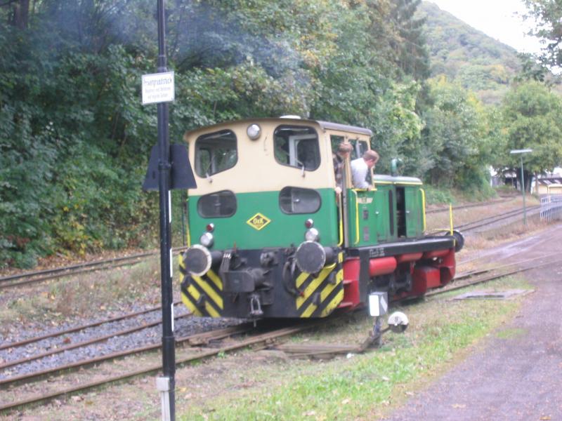 Rangierdiesellok fr die Brohltalbahn und den Gemeinschafts-gterbahnhof mit der DB. Hier ist weitgehend 3-Schienengleis verlegt Seitlich versetzte Puffer und Kupplung fr Normalspurwagen und mittige Kupplung fr Schmalspurwagen sind vorhanden. Damit knnen freizgig Schmalspur- und Normalspurwagen im Rangierbahnhof verschoben werden.