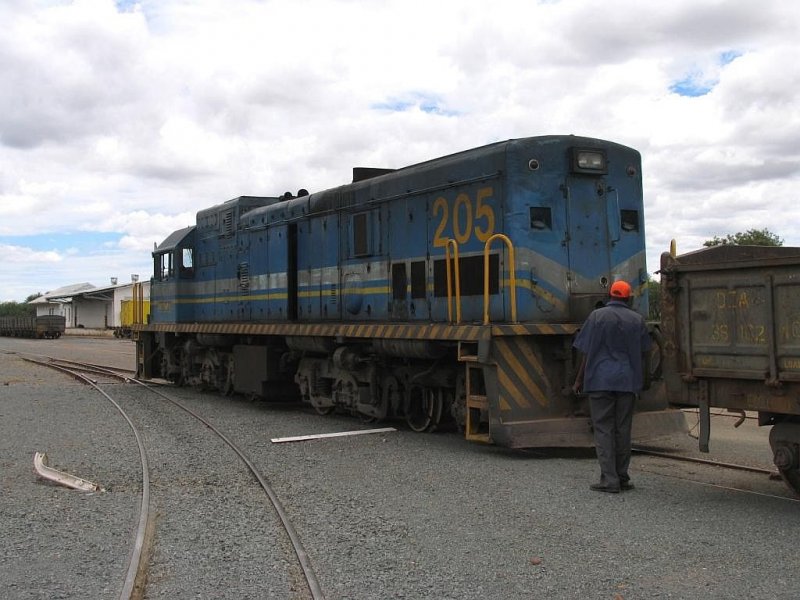 Rangieren mit Diesellok 205 auf Bahnhof Gobabis am 27-2-2009.
