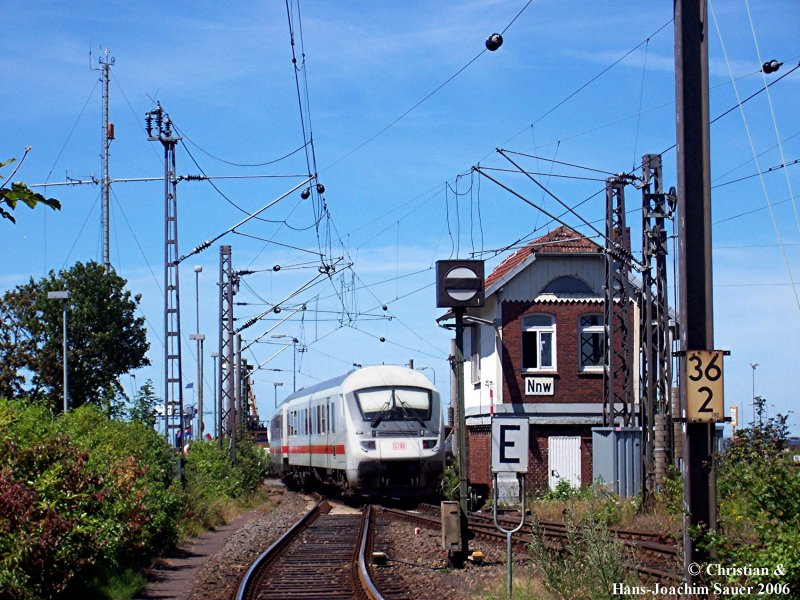 Rangierfahrt eines IC von Norddeich Mole nach Norddeich. Sowohl das Stellwerk als auch das Hauptsperrsignal wird es nur noch bis ins Jahr 2008 geben. Aufnahme von 07/2006.