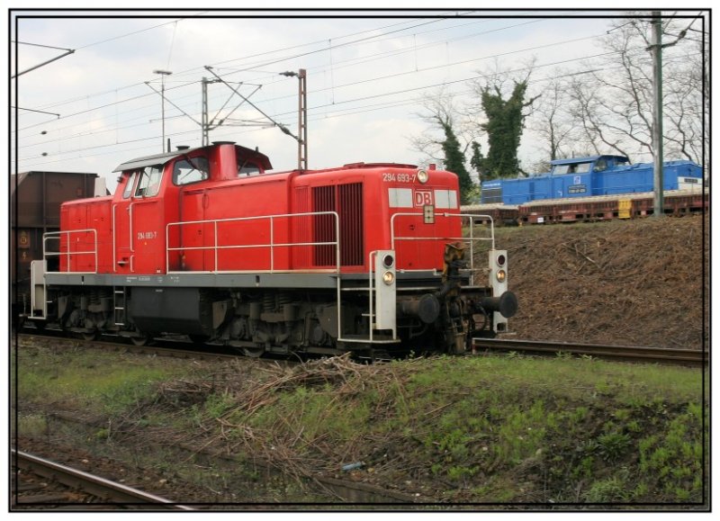 Rangierfahrt fr 294 693-7 am 23.04.2008 im Gterbahnhof Gelsenkirchen-Bismarck, im Hintergrund wartet die Spitzke V100-SP-008 auf Ihren Einsatz.