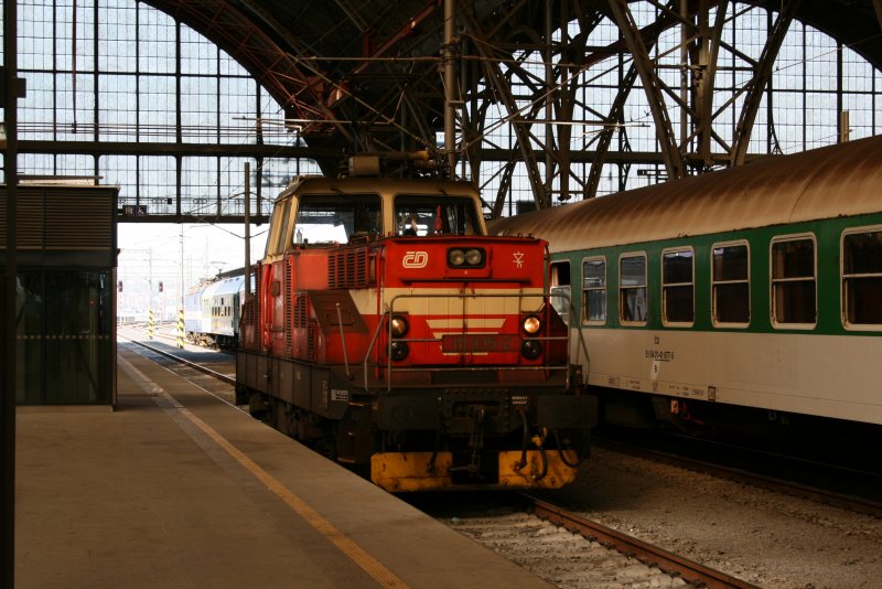 Rangierlok 111 035-2 wartet im Hauptbahnhof Prag auf ihren nchsten Einsatz.