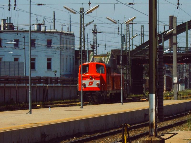 Rangierlok 2067 061 hat gerade einen IC im Wien Westbahnhof abgekuppelt und f�hrt nun wieder Richtung Gbf. 17.6.2006