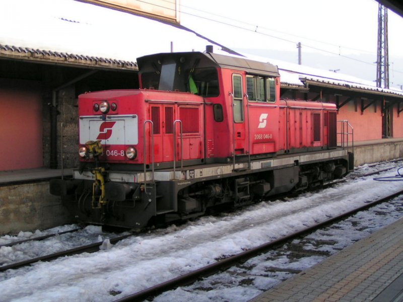 Rangierlok 2068 046-8 abgestellt in der Nhe des Hauptbahnhofs von Innsbruck. 04.02.06 