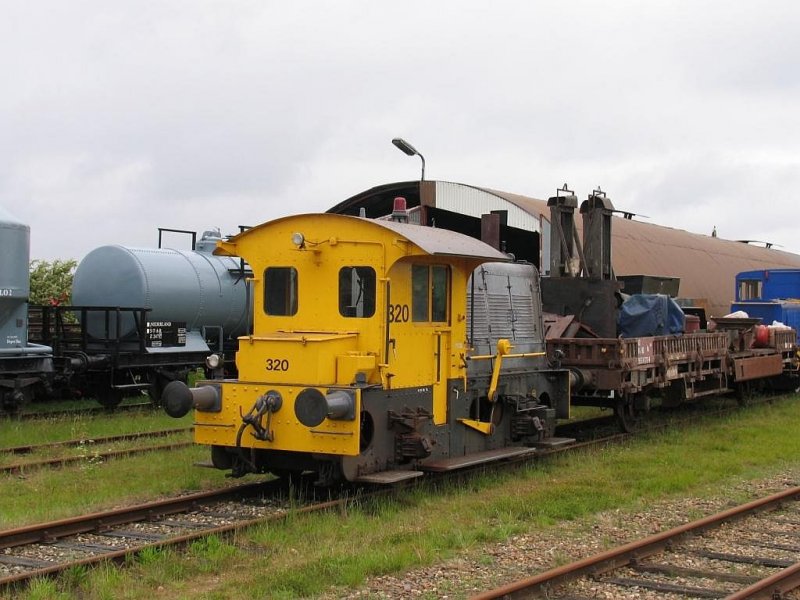 Rangierlok 320 ( Sik ) in Stadskanaal am 25-05-2006.