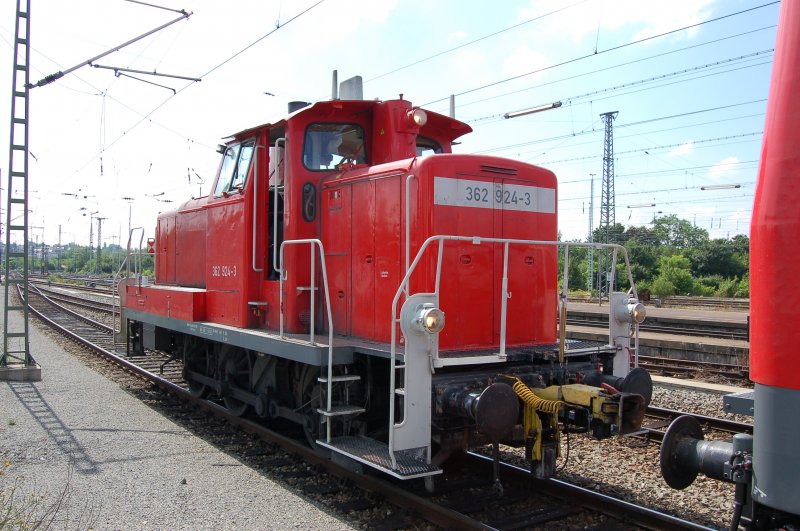 Rangierlok 362 924-3 hat am 28.6.2006 auf Gleis 1 im Hbf. Heilbronn eine Regionalbahn nach Neckarelz (mit BR 143) bereitgestellt und verlsst den Bahnhof.