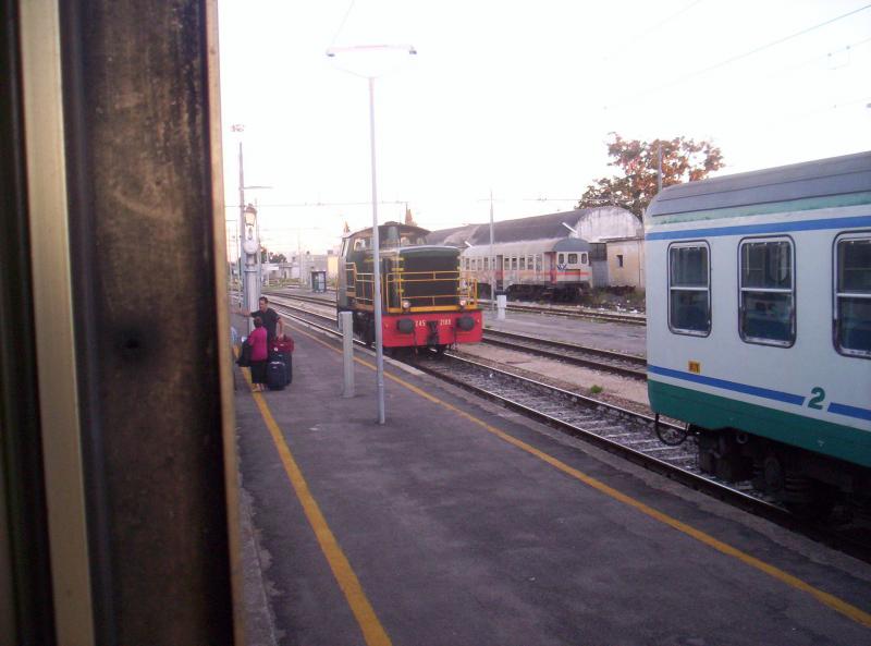 Rangierlok D245 im Bahnhof Lecce. Sie hat gerade einen Regionalzug nach Bari bereitgestellt am 28.08.04