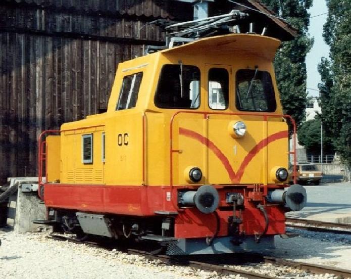 Rangierlok Ee 2/2  1  der Oc ( Orbe -Chavornay )vor der Remise im Bahnhof Orbe im Oktober 1984
