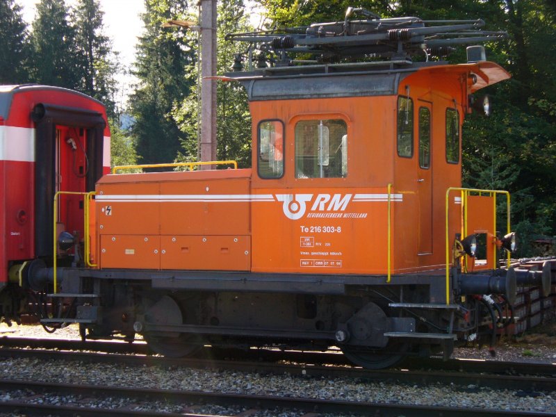 Rangierlok Tm 2/2 216 303-8 im Bahnhofsareal der RM / bls in Ramsei am 07.10.2006
