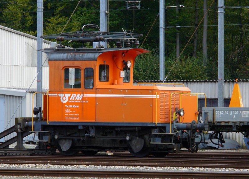 Rangierlok Tm 2/2 216 304-6 im Werksttteareal der RM / bls in Oberburg am 07.10.2006