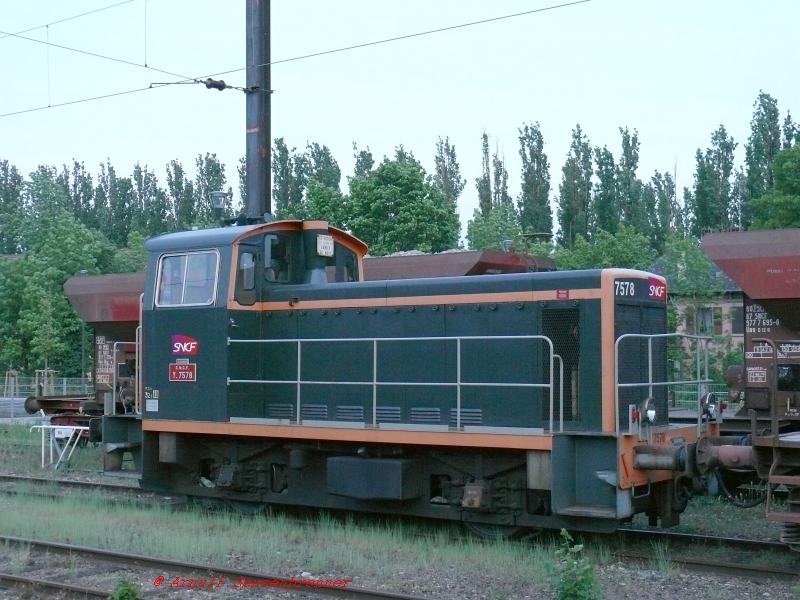 Rangierlok Y7578 wurde in alter Farbgebung und mit alten Lokschildern neu lackiert, aber mit neuem SNCF-Logo versehen.


06.05.2007 Saverne