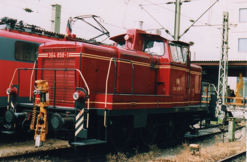 Rangierlokomotive Baureihe 364 in erneuerter altroter Farbgebung im Bahnhof Ulm, am 6.8.2006