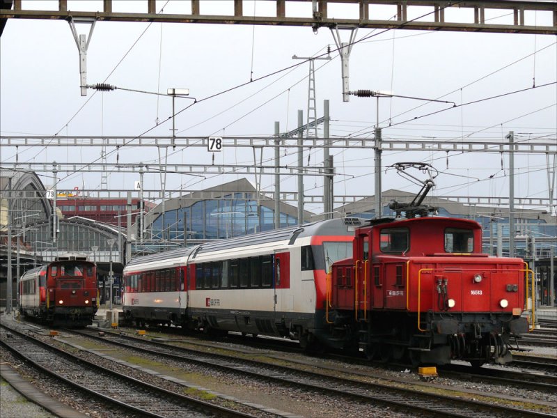 Rangiertraktor Ee 3/3 16513 verdingt sich mit der Bereitstellung von Wagen, im Hintergrund bei gleicher Ttigkeit Em 3/3 18822; Basel SBB, 25.03.2009
