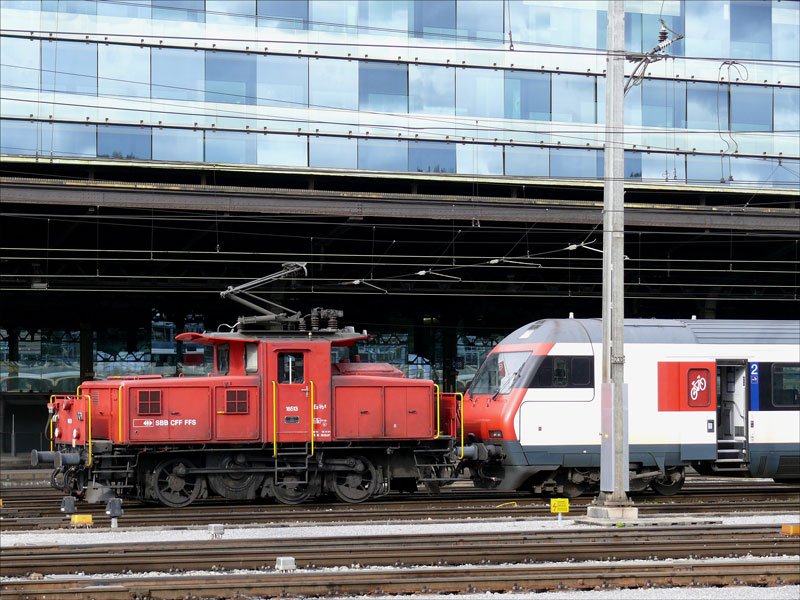 Rangiertraktor Ee 3/3 II 16513 vor einem IC-Steuerwagen; Basel SBB, 25.03.2009
