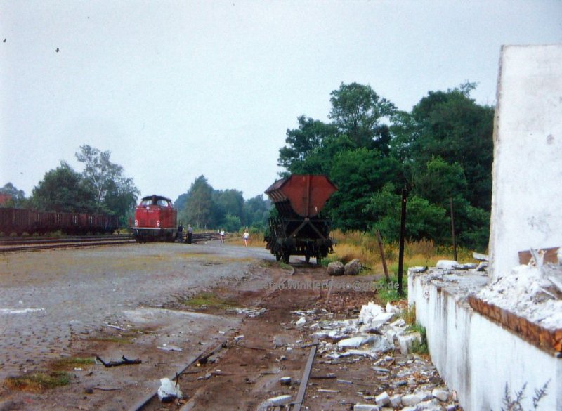 Rarität aus Norddeutschland: In Wietze, dem damaligen Endpunkt der ehemaligen Strecke Celle - Schwarmstedt, rangiert die 212 009 zum Abholen des Kippmuldenwagens. Rechts die Reste eines abgebrochenen Güterschuppens. Auch das EG war da schon platt.

Aufnahme vom 30.08.1984. Abfotografierter Abzug meiner Diasammlung, also in bester Qualität vorhanden....

Im Januar 2018 hatte ich eine mail-Nachfrage nach Bildern von der Allertalbahn, die bei mir versehentlich im Spam gelandet ist und pauschal mit allem gelöscht wurde. Bevor die Anzeige verschwand, konnte ich noch das Wort Allertalbahn lesen..... Bitte nochmal anmailen !