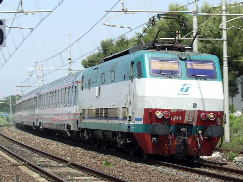 Rasante Durchfahrt in Richtung Rom einer E 444 mit EuroStar City Zug am 26.05.2009 in San Vincenzo.