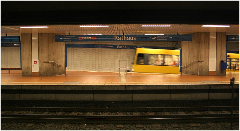 Rathaus U1, U2, U4 (U11) - 

Das Gleis aus Richtung Rotebühlplatz steigt im Haltestellenbereich an, da davor im Bereich eines kreuzungsfreien Gleisdreieckes die Gleise der U1 (und der U14) unterfahren werden. 

27.06.2006 (M)