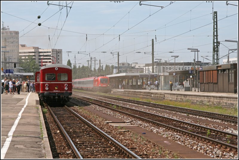 Rauchen am Bahnhof verboten;-) OEC 113 von Mnchen Hbf nach Klagenfurt, mit Kurswagen nach Zagreb Glavni Kolod, durchfhrt den Bahnhof MOP ohne Halt. (01.07.07)