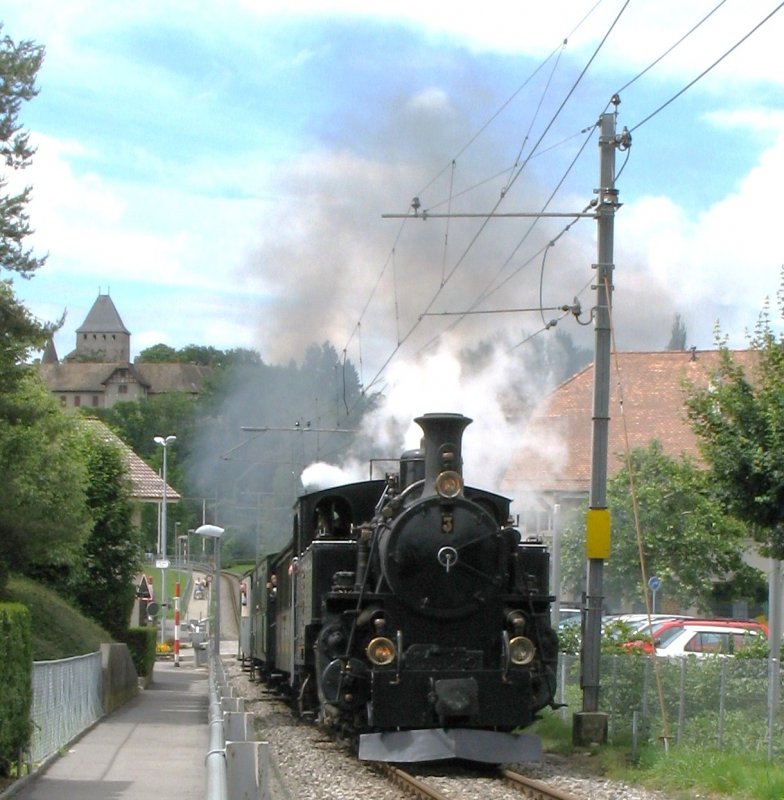 Rauchend und schnaufend geht die Reise los.
Aber doch gemtlich genug, das der Lokfhrer mir 
fragend zurufen konnte:  C'est bon?  