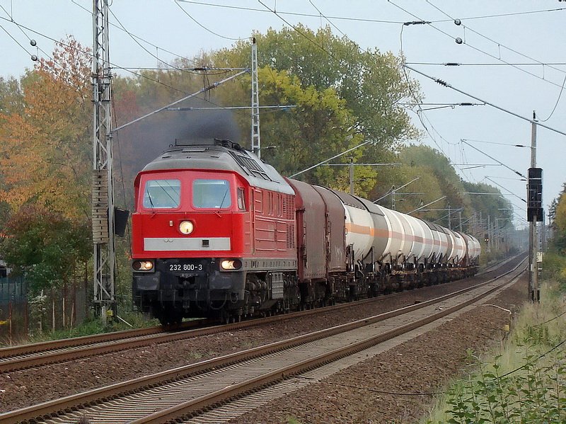 rauchende 232 800-3 mit FE45428 aus Stettin. Kurz vor Stralsund am 18.10.08 