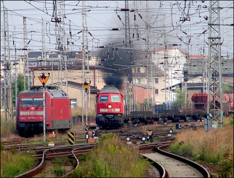 Rauchende Ludmilla - 232 333-5 mit FE45429 unterwegs nach Stettin. (Stralsund am 12.08.06) 
