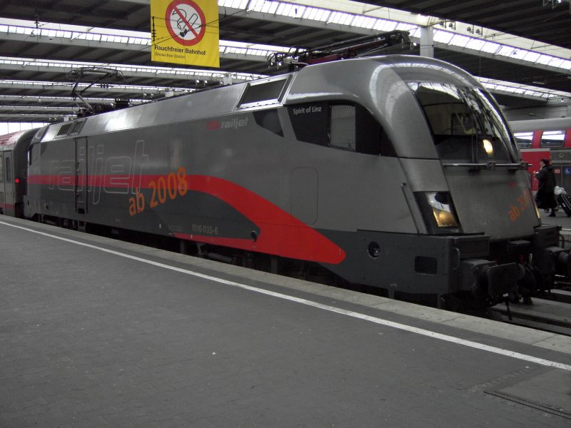 Rauchfrei ist sie wohl..
Womglich eine der letzten Aufnahmen einer BB Railjet mit durchgefallenem Farbschema. 1016 035-6  Spirit of Linz  hier noch im silbernen Kleid in Mnchen Hbf. Auch sie wird demnchst der  Spirit of Vienna  angeglichen, welche in ihrem eleganten weinroten Blechkleid die Schienen Europas verschnert.